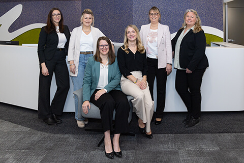 Gruppe von 6 Frauen in Büro - Marchfelder Bank