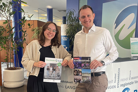 Zwei Personen mit Zeitschrift von Marchfelder Bank