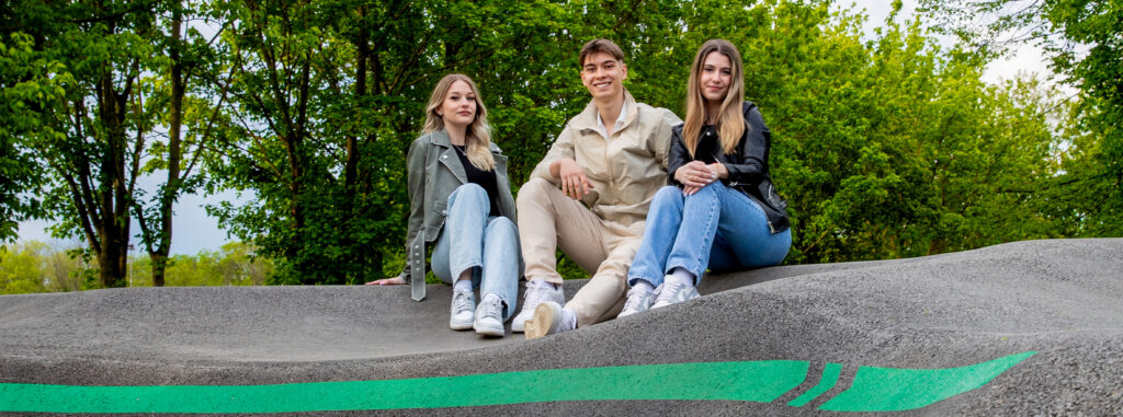 Drei Personen draußen - Jugendkonto bei Marchfelder Bank