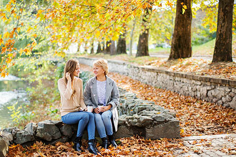 Zwei Frauen im Park im Herbst zum Thema Bestattungsvorsorge - Marchfelderbank