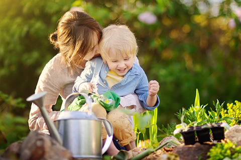 Mutter mit Kind zum Thema Kindersparer - Marchfelder Bank