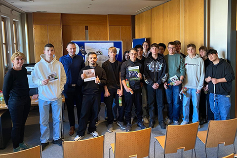 Polytechnische Schule Groß-Enzersdorf besuchte Filiale von Marchfelder Bank