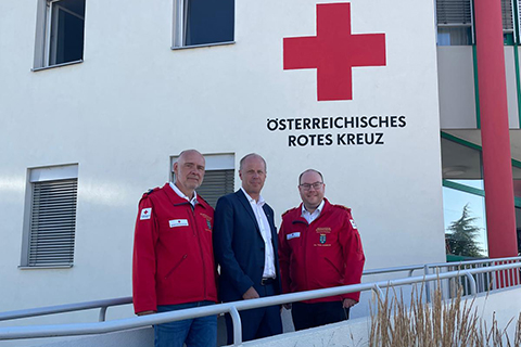 Drei Personen vor Rotes Kreuz Gebäude - Marchfelder Bank