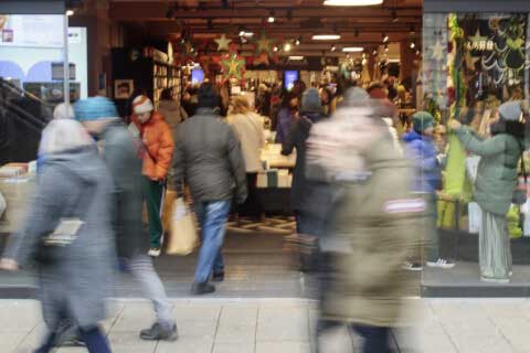 Weihnachtsgeschäft mehrere Personen - Marchfelder Bank