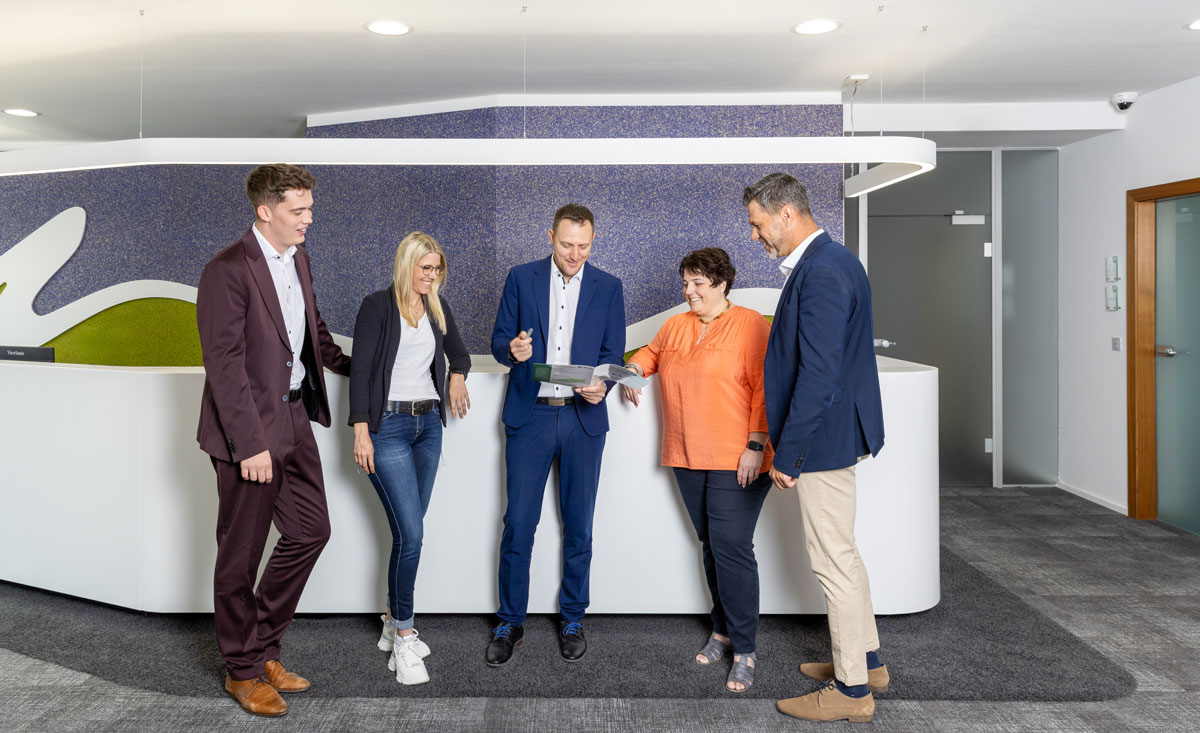 Team von der Marchfelder Bank im Eingangsbereich