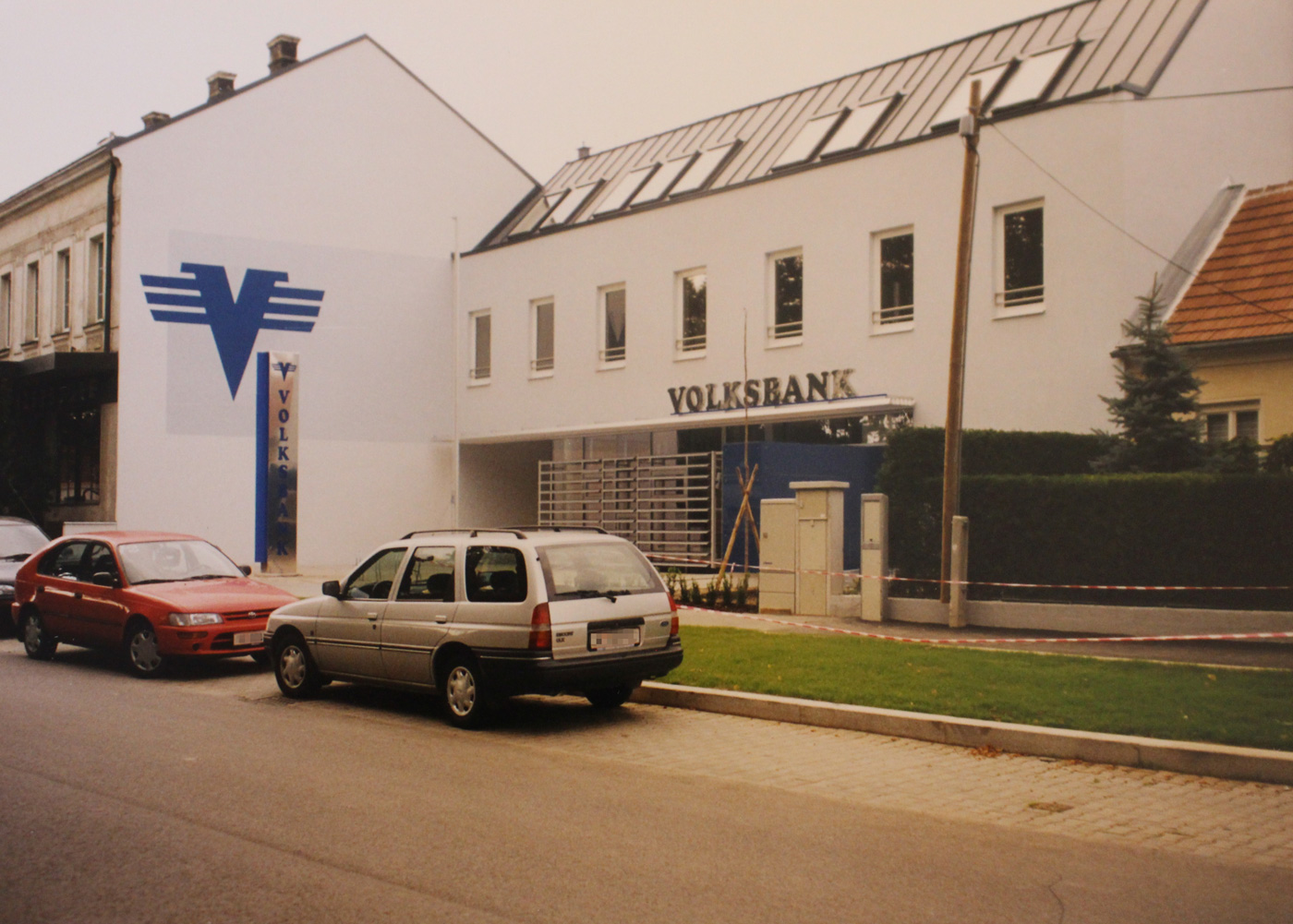 Die Filiale in Wien-Essling nach der Fertigstellung des Neubaus von 1998. - Chronik Marchfelder Bank