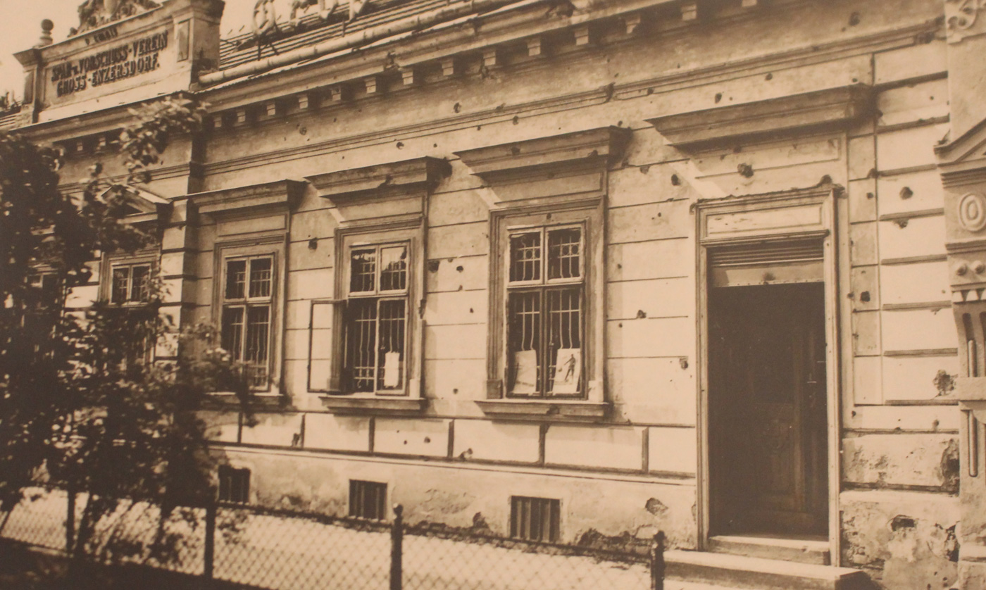 Das Gebäude der Volksbank Groß-Enzersdorf mit deutlichen Spuren der Kämpfe vom April 1945 - Chronik Marchfelder Bank
