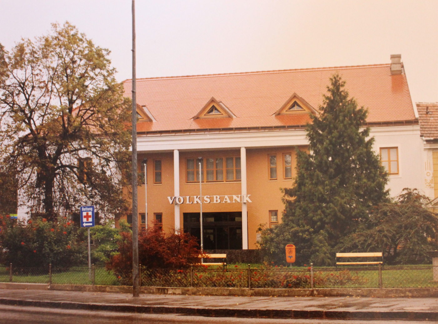 Das Geschäftslokal in Groß-Enzersdorf nach Fertigstellung des Neubaus von 1993 - Marchfelder Bank Chronik