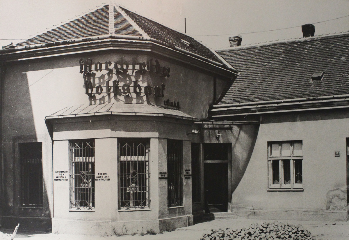 Das erste Gebäude der Marchfelder Volksbank am Dr. Wilhelm Exner-Platz in Gänserndorf - Chronik Marchfelder Bank