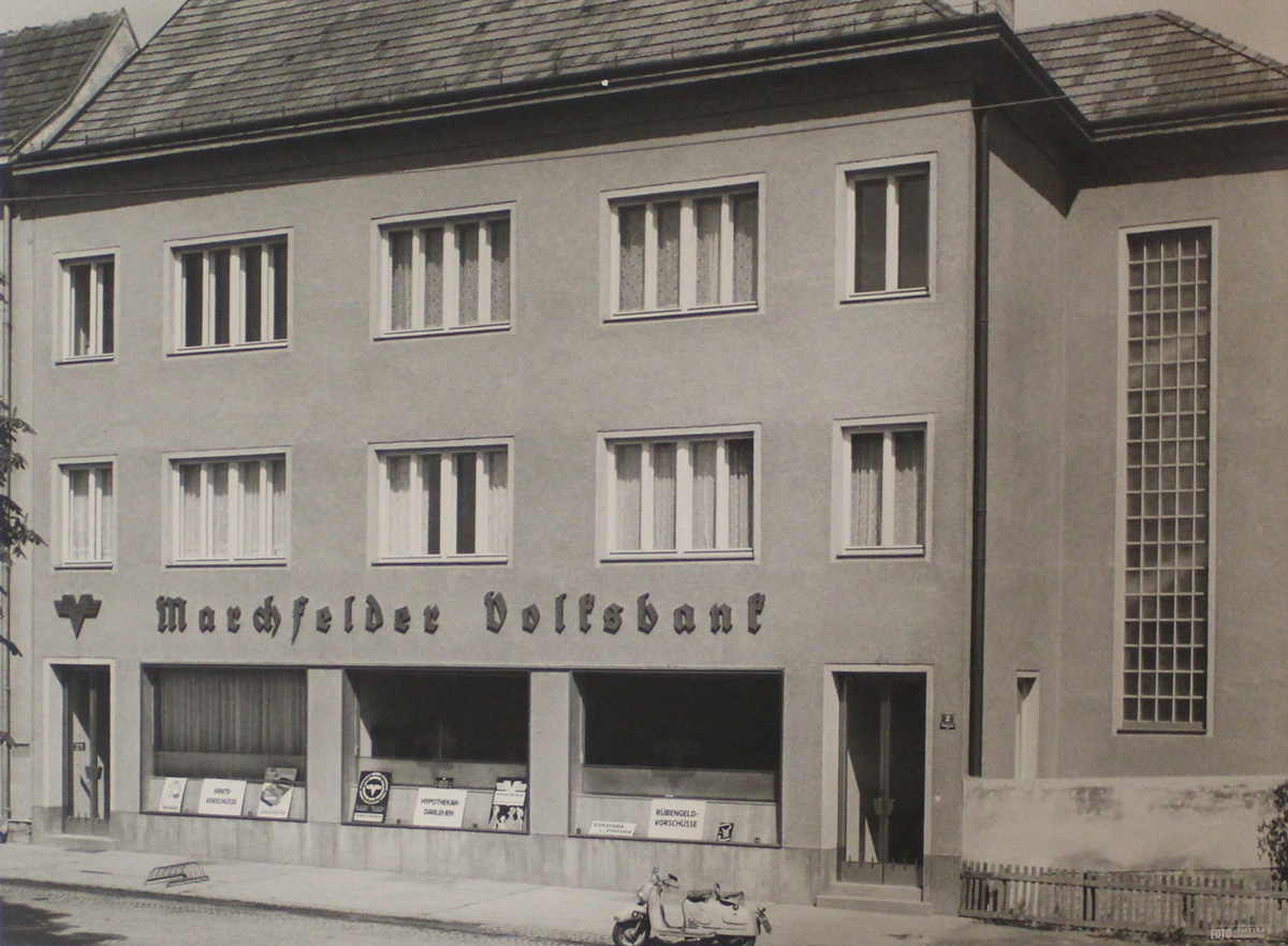 Die durch Um- und Zubau erweiterte Zentrale der Marchfelder Volksbank in Gänserndorf - Marchfelder Bank Chronik