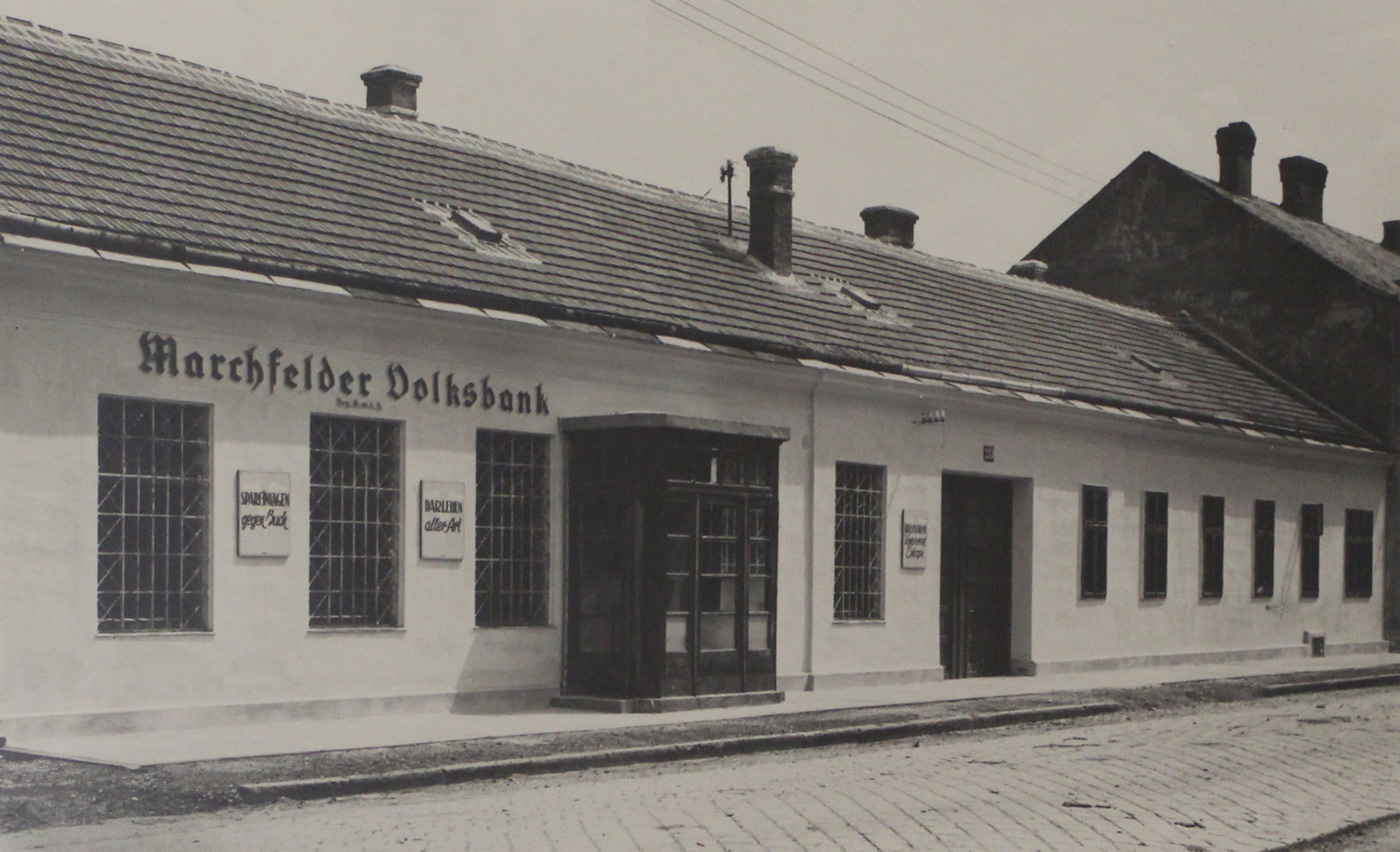 Die Zentrale der Marchfelder Kreditgenossenschaft bzw. später der Marchfelder Volksbank in Marchegg-Bahnhof - Marchfelder Bank Chronik